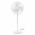 Ventilateur sur pied moderne sur fond blanc